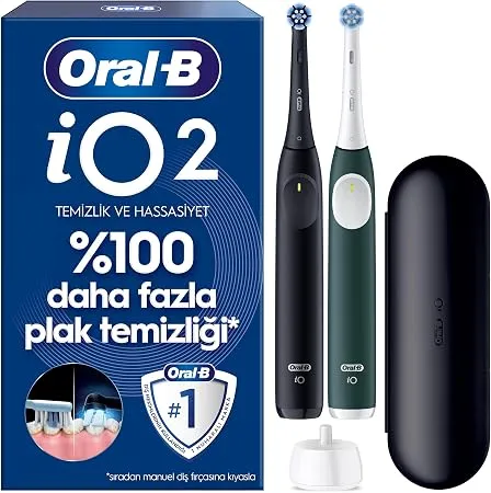 Oral-B iO2 Şarjlı/Elektrikli Diş Fırçası, 2'li Set, Siyah & Orman Yeşili, 2 Fırça Başlığı, Tek Şarjda 4 Haftaya Varan Kullanım, Seyahat Kabı